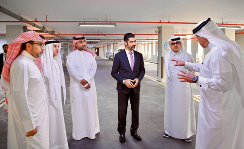 وزير شؤون البلديات والزراعة يفتتح مبنى (أماكن) للمواقف متعددة الطوابق في سوق المنامة