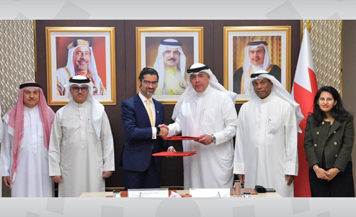 وزير البلديات يوقع اتفاقية استثمار وإدارة مبنى مواقف عامة للسيارات في سوق المنامة مع شركة (أماكن)